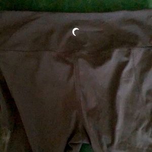 ZYIA black cuffed mirage mod-rise 7/8 length leggings, 24”. Size 8-10